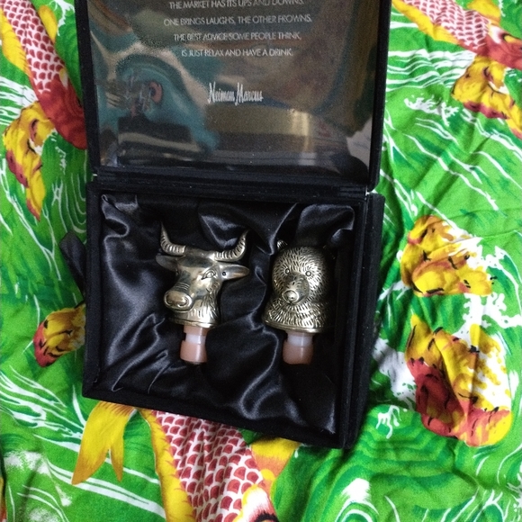 VINTAGE NEIMAN MARCUS STOCK MARKET BULL AND BEAR - Picture 8 of 12